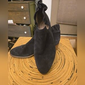 Seychelles Navy 9.5 Ruffled Ankle Booties